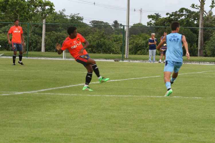 A melhor performance foi a do volante Rithely, tanto na marcação, quanto na chegada ao ataque