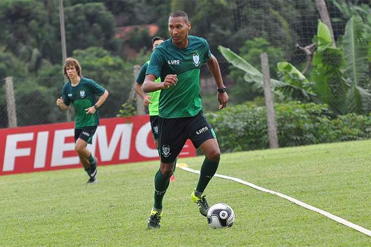 Artur, de 25 anos, treinou pela primeira vez com a camisa do América nesta sexta no CT Lanna Drumond