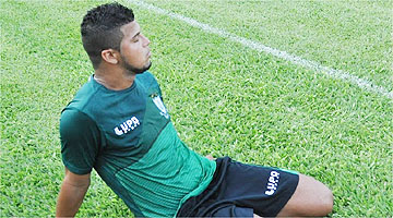 Romário sofreu nova lesão no tornozelo