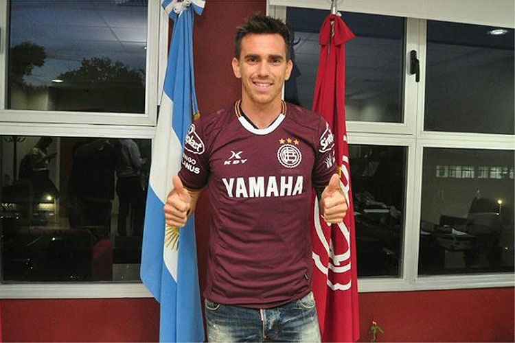 Argentino Pablo Mouche já posou com a camisa da nova equipe para as redes sociais