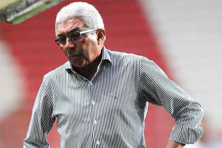 Givanildo Oliveira economizou nas palavras para falar de Adriano, mas aproveitou para pedir novos reforços