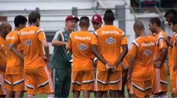 Eduardo Baptista se reúne com os jogadores nas Laranjeiras