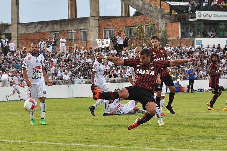Centroavante André Lima foi oportunista e marcou os dois gols do Atlético-PR na partida