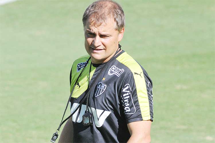 Aguirre disse que está de olho no mercado e prometeu dar chances para jovens promessas do Galo