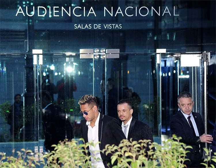 Escoltado em sua saída, Neymar apenas deu autógrafos e atendeu fãs que o esperavam do lado de fora