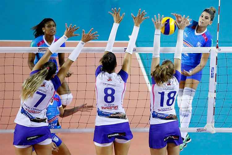 Mari Paraíba encara bloqueio triplo do Valinhos: vitória tranquila da equipe mineira e ajuda do Praia Clube
