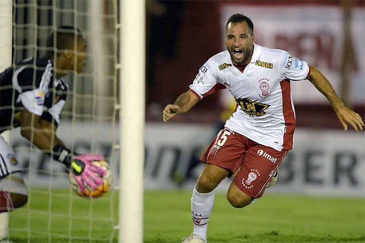 Gonzalez balança a rede e sai para comemorar o gol da vitória do Huracán diante do Caracas na Argentina