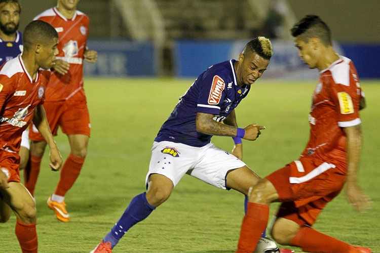 Cruzeiro encontrou muitas dificuldades em Muriaé, mas conquistou a primeira vitória no Mineiro