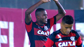 Marcelo Cirino comemora o segundo gol na vitória rubro-negra diante do Macaé
