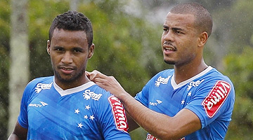 Élber (e) voltou a jogar nessa quarta-feira