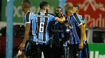 Fernandinho comemora o gol, o terceiro do Grêmio no triunfo diante do Aimoré 