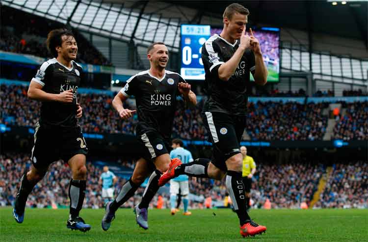 Jogadores do Leicester comemoram a importante vitória conquistada sobre o Manchester City