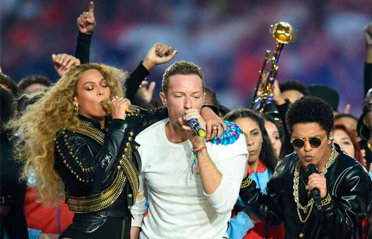 Beyoncé, o Coldplay, do vocalista Chirs Martin, e Bruno Mars levaram o público ao delírio no intervalo do jogo