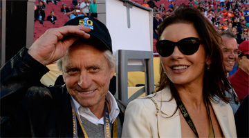 Atores Michael Douglas e Catherine Zeta-Jones foram algumas das personalidades no estádio
