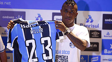 Em sua chegada, Bolaños recebeu a camisa 23 das mãos da diretoria gremista