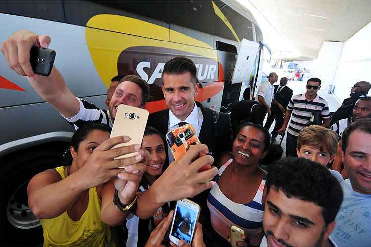 Torcedores aproveitam o embarque do time atleticano para garantirem uma foto com o ídolo Victor