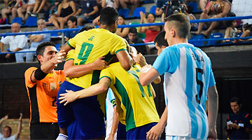 Seleção Brasileira conquista título com goleada diante da Argentina em Assunção