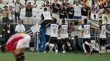 Lucca recebe presente do zagueiro Lucão e abre o placar para o Corinthians em Itaquera