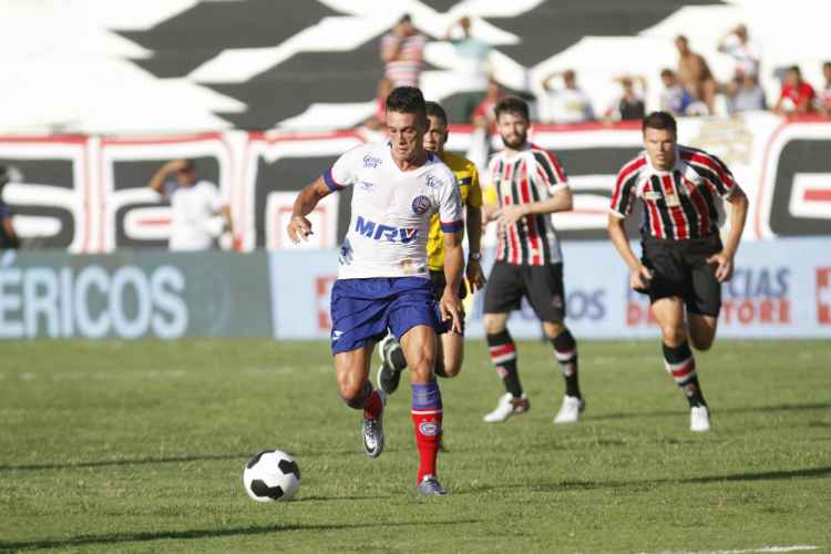 Juninho conseguiu penetrar no espaço vazio do meio-campo defensivo coral e bateu para o gol de fora da área