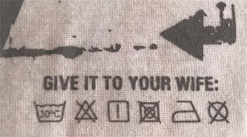 Instruções de lavagem de camisas promocionais da Dryworld trazem a frase 