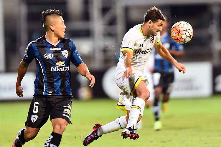 Martin Tonso, do Colo Colo, ganha de Luis Ayala, do Independiente del Valle: empate bom para o Atlético