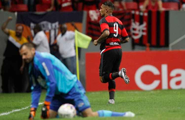 Atacante Paolo Guerrero marcou o segundo gol do Flamengo, na vitória sobre o Fluminense, no clássico