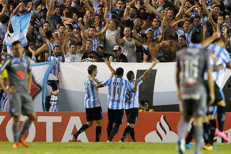 Racing aproveitou bem o mando de campo a favor e o apoio da torcida para estrear bem contra o Bolívar