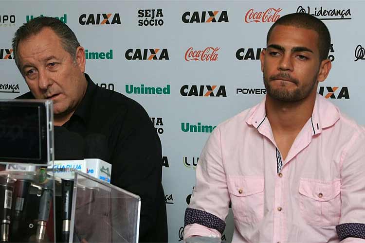 Clayton concedeu entrevista coletiva ao lado do presidente do Figueirense, Wilfredo Billiger
