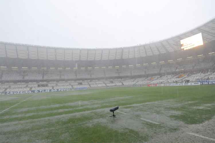 Gramado do Mineirão ficou completamente alagado uma hora antes do jogo. Drenagem absorveu água