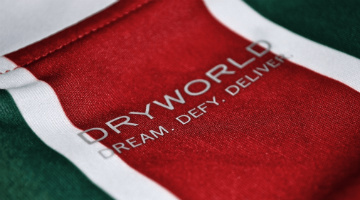 Pelo Twitter, Dryworld divulgou detalhe do novo uniforme do Fluminense para este ano