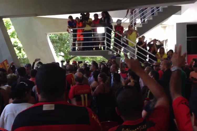 Ex-companheiros como Chiquinho, Nildo, Bala, Dário, Adriano, Sandro, Albérico e Russo estiveram na despedida