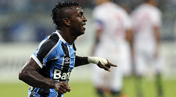 Miller Bolaños anotou o  primeiro gol com a camisa do Grêmio em vitória sobre LDU 