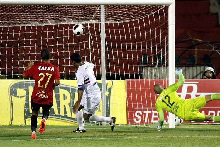 No último lance do jogo, Danilo Fernandes tirou no chutão, mas bola explodiu em Paulo Paraíba e entrou 