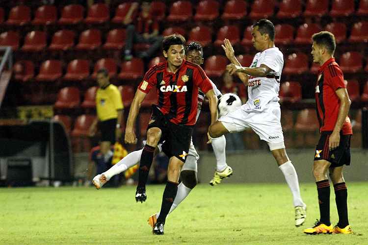 Com boa parte dos titulares em campo, Falcão optou por manter a estrutura clássica da equipe leonina