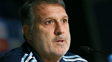Tata Martino deixa Lavezzi de fora após transferência para China e volta a chamar Higuaín