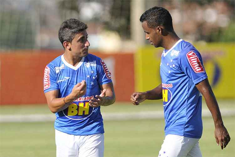Matías Pisano e Elber atuarão juntos no setor ofensivo do Cruzeiro diante do Atlético-PR, nesta quarta-feira