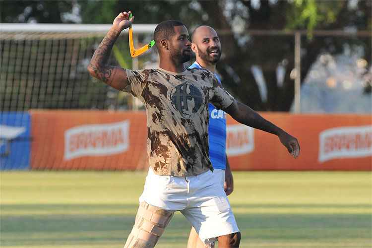 Com fratura na patela do joelho direito, camisa 26 deve se recuperar dentro de quatro a seis semanas