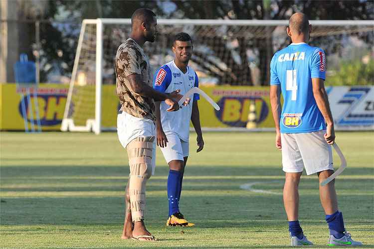 Com perna direita imobilizada, Dedé brincou ao lado de jogadores do Cruzeiro durante treino na Toca
