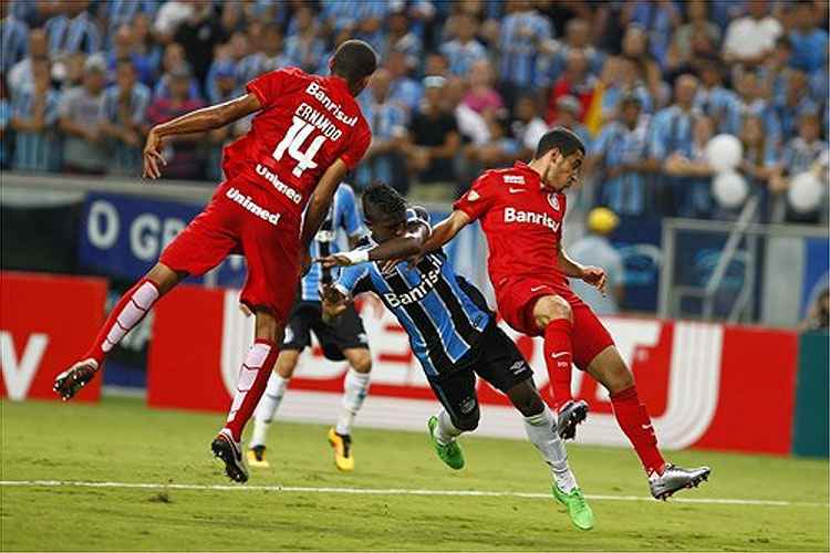 William atingiu o atacante gremista Miller Bolaños com uma cotovelada no rosto ainda no início da partida