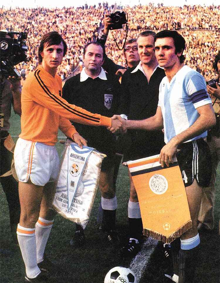 Perfumo foi capitão da Seleção Argentina na Copa de 1974; na foto, ele cumprimenta o holandês Johan Cruijff