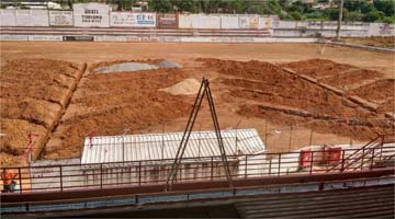 O campo do Estádio Elias Arbex recebeu equipamentos de drenagem e gramado novos