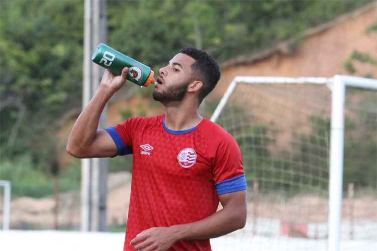 "É um lateral equilibrado, ataca e marca bem. Que seja uma competição sadia e jogue o melhor", afirmou