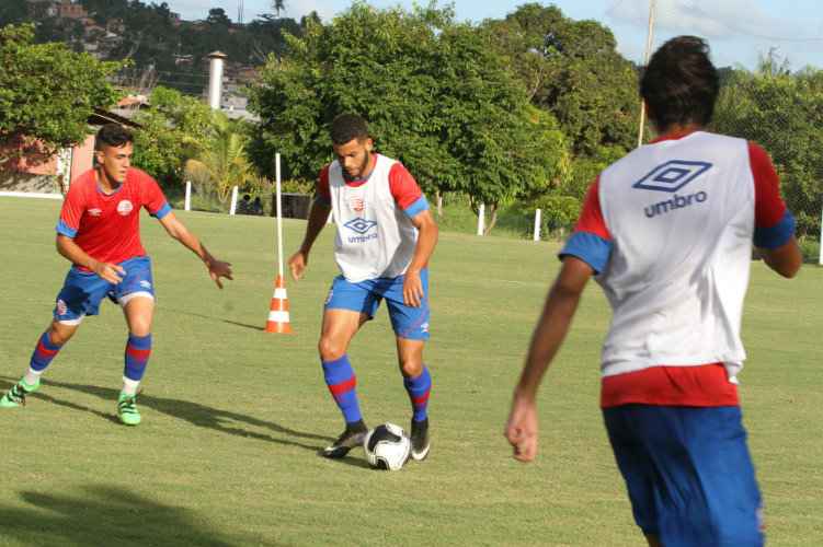 O recém-chegado Henrique foi regularizado nesta sexta e está liberado para atuar no lugar do suspenso Gastón
