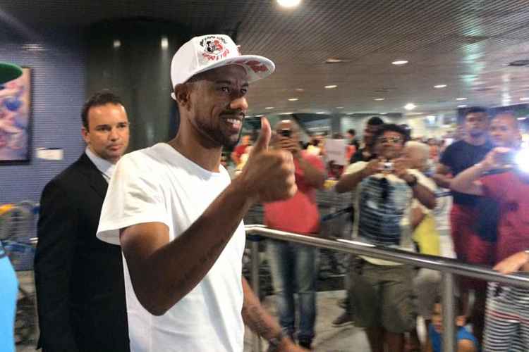 Jogador desembarcou na capital pernambucana no início da noite deste sábado, com boa presença da torcida
