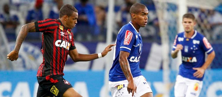 Vitória diante do Atlético-PR, pela Primeira Liga, marcou estreia de Alex com a camisa do Cruzeiro