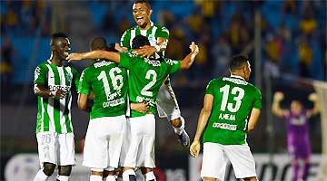 Atlético Nacional não tomou conhecimento do Peñarol e aplicou goleada no Centenário