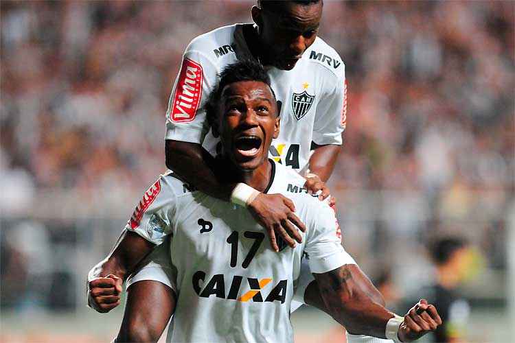 Hyur, comemorando com Erazo,i entrou e fechou a goleada alvinegra: classificação às oitavas encaminhada
