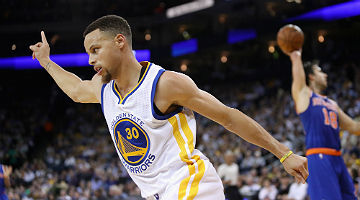Com Curry em ótima noite novamente, Warriors arrasa Knicks e soma 61ª na temporada