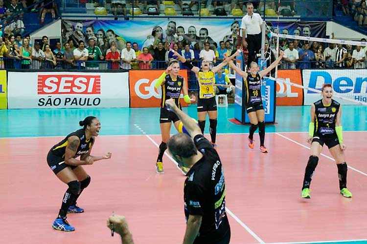 Praia comemora ponto na vitória histórica contra o Sesi: sonho alcançado e semifinal mineira na Superliga