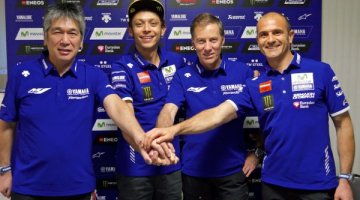Valentino Rossi posou com a equipe para anunciar a renovação com a Yamaha